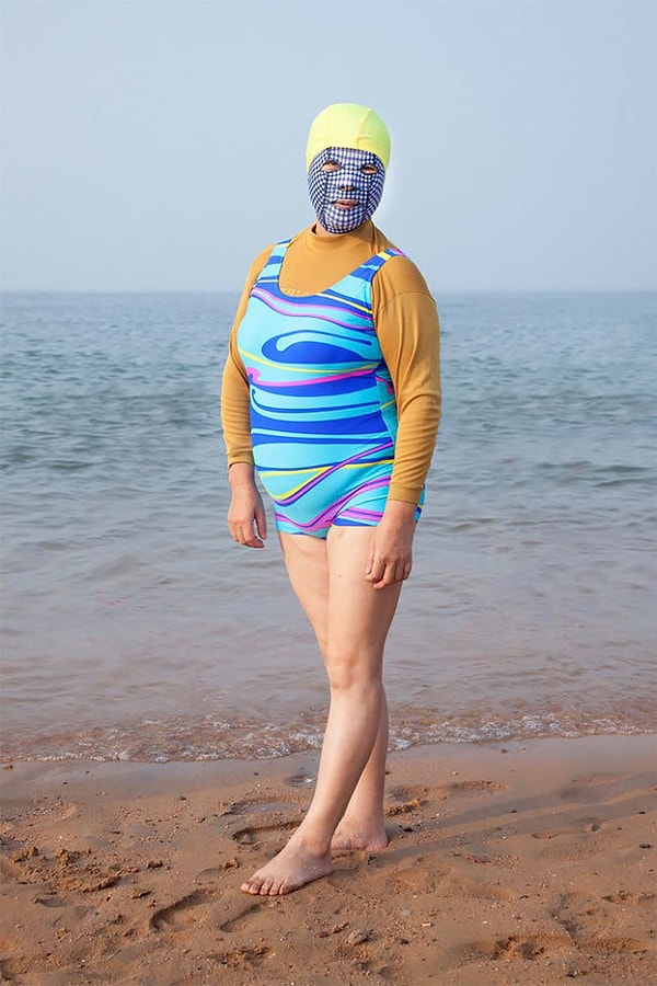 8. А здесь фейскини подозрительно смахивает на скатерть. Уж не из ее ли ткани и была сделана маска?