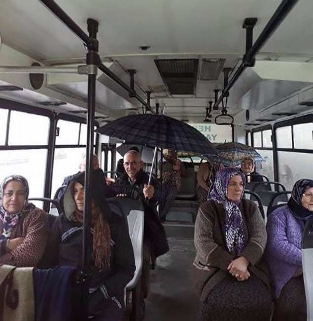5. Otobüsün üstünün su akıtmasına bir protesto olmalı. :)