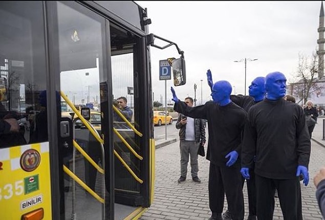 8. Kreeler İstanbul'da yolculara el sallıyor...