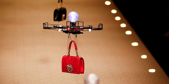 Dolce & Gabbana, Milano Moda Haftasında Manken Yerine Drone Kullandı