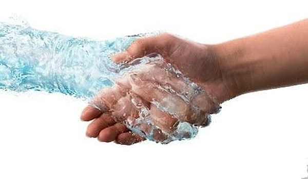 4. Вы обнаруживаете, что постоянно извиняетесь за свои потные ладони