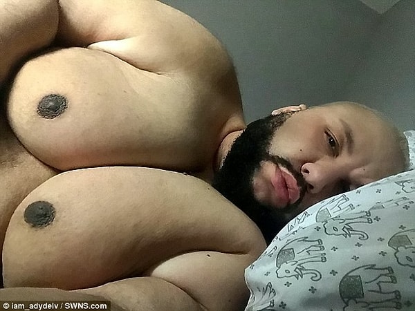 2. Но в 2015 году Аркадио решил, что тоже имеет право следовать моде и одеваться так, как ему вздумается. Парень начал публиковать на своей странице в Инстаграм множество фото, некоторые из которых были, мягко говоря, провокационными.