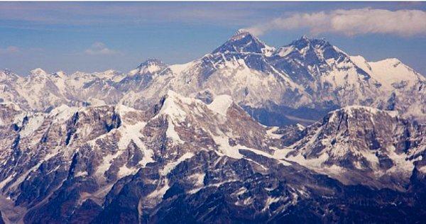 11. Her mevsim Everest Dağı'nda tahmini 12 bin kilogram kaka bulunuyor.