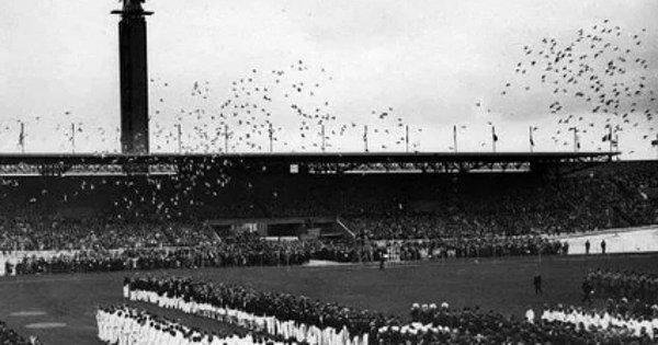 18. Berlin'de 1936 yılında düzenlenen olimpiyatlar sırasında, 25 bin güvercin gösteri alanına salındı. Top atıldığında ise güvercinler seyircilerin üzerine kaka yapmaya başladılar.