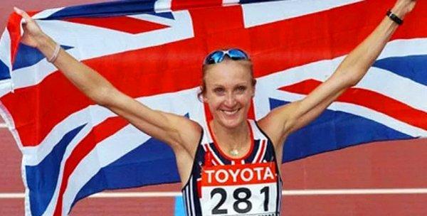 19. 2005 Londra Maratonu'nu kazanan Paula Radcliffe bütün kameraların ve izleyicilerin önünde yol kenarına kakasını yaptı.