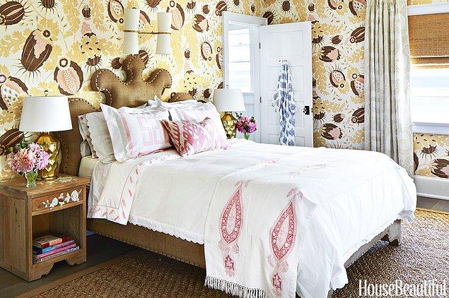 4. Beyaz, kahve, sarı ve kırmızı tonlarının yazlık ev tadı verdiği aydınlık yatak odası