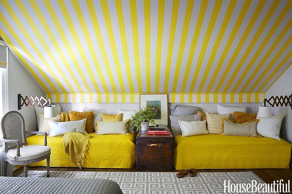 8. Neşeli bir havası olsun diye sarı çizgiler ile bezenmiş yatak odası