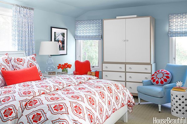11. Açık mavi ve koyu fuşyanın zıtlığı ile yumuşak bir hava yaratan yatak odası