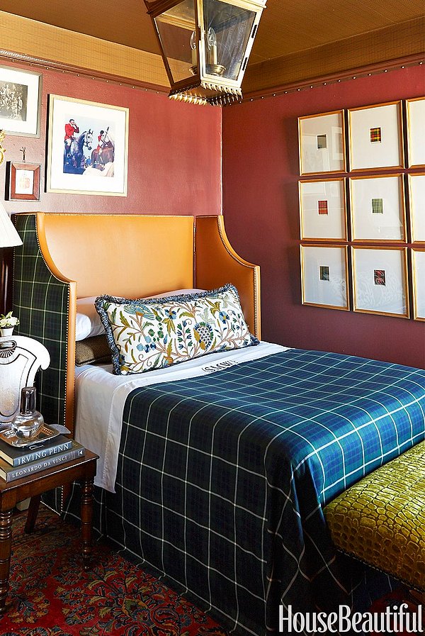 15. Sıcacık geceler için, farklı bir yatak başlığı tasarımlı marsala yatak odası