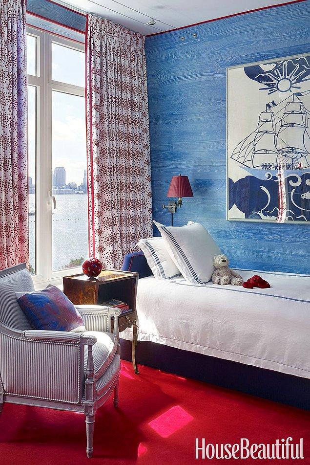 20. Denizci tonlarında kırmızı ve mavinin buluştuğu ferah yatak odası