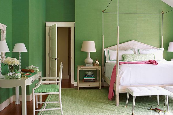 25. Tek renkte huzuru bulanlar için çim yeşili yatak odası