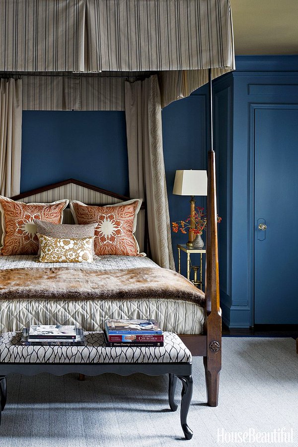 26. Antika bir yatağın harika uyum içinde duracağı denizci mavisi yatak odası
