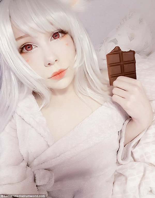 1. Эту молодую девушку из Швеции зовут Люсия (Lucia), и в свои 20 лет она обрела абсолютное сходство с куклой.