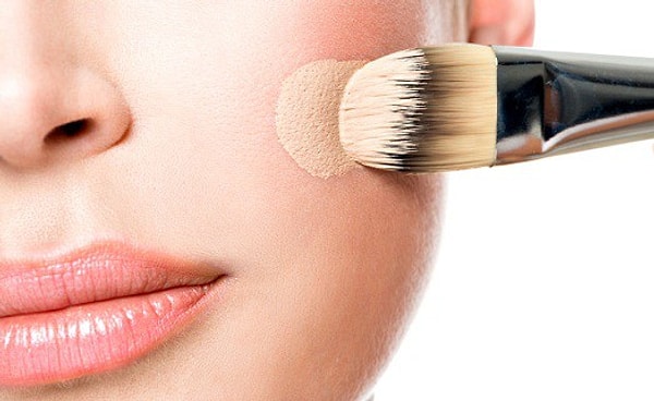 5. Тональный крем забивает поры и способствует появлению морщин, чёрных точек
