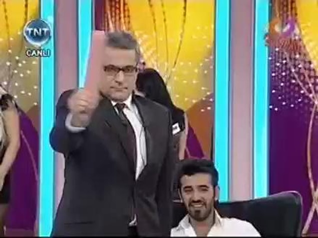 Öyle bir troll ki kocaman bir salamı izleyicilere yedirirdi kendisi. :)