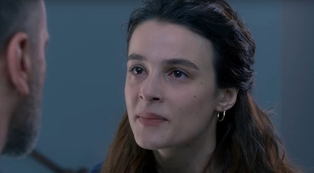 Lakin öyle ahlaklı, öyle prensipli bir kadın ki; hiçbir romantik duygusunun dahi duruşunu bozmasına izin vermiyor.