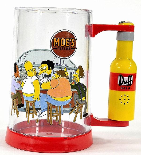 6. Moe'nun barına hiçbir zaman gidemeyeceksin. Ama Homer'ın bira göbeğini bu bira bardağıyla elde edebilirsin!