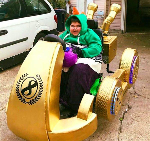 İlk başlarda yalnızca kendi oğulları için hazırladıkları kostümler zamanla yayıldı ve 2015 yılında Magic Wheelchair (Sihirli Tekerlekli Sandalye) oluşumu ortaya çıktı.
