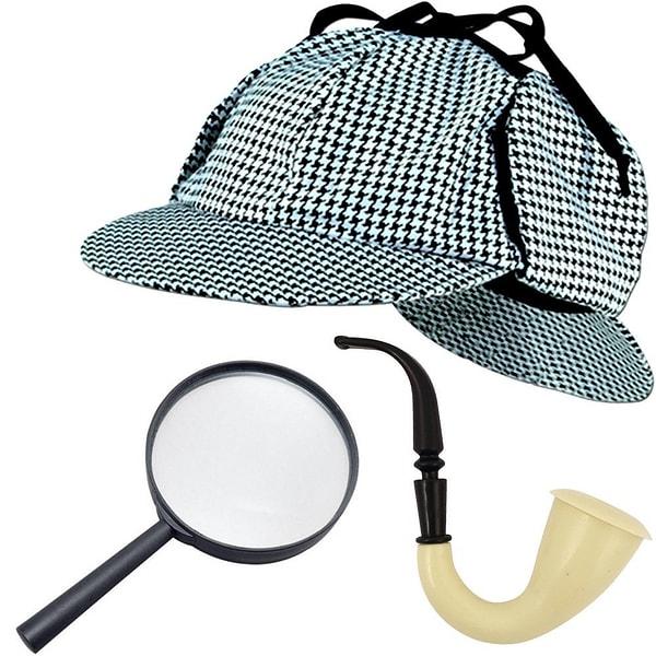 8. Mükemmel bir dedektif olmak için gerekenler. Ekoseli ve kulaklı şapka, büyüteç ve pipo. Şimdiden sizde bir Sherlock Holmes ışığı görmeye başladım bile.