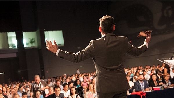 Ищите себя в чём-то другом... Оратором вам, к сожалению, не стать... А кто знает, может, к счастью!