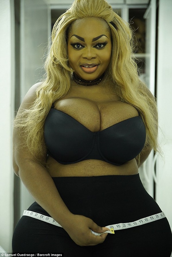 Кстати, весит Eudoxie всего лишь 95 килограммов, но из-за ширины бедер с нарядами всегда возникают некоторые трудности 👗