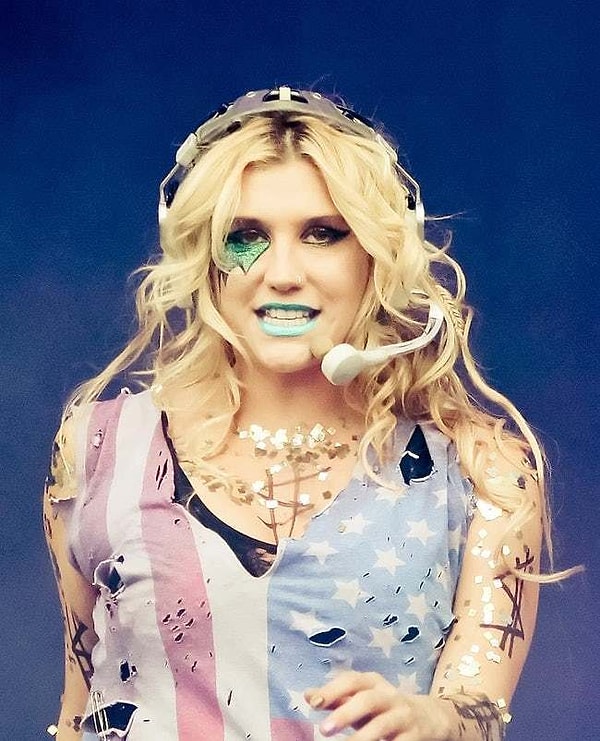 4. Ke$ha коллекционирует зубы фанатов