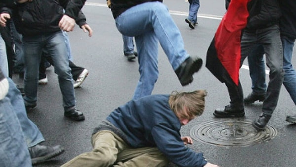 4. Увидев, как кого-то избивают на улице, вы...