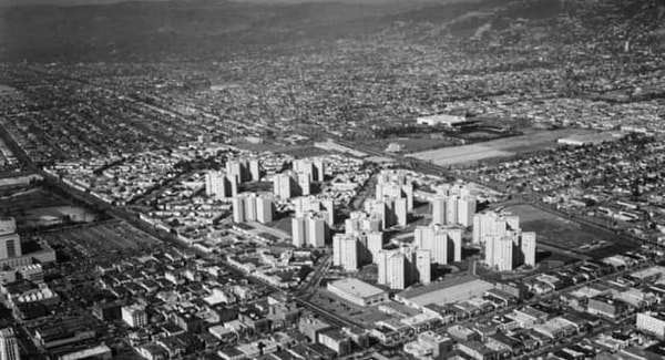 2. Этот город дважды был местом проведения Олимпийских игр... И это...