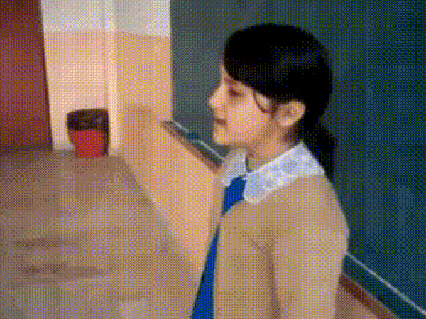 Ön sırada oturan çalışkan öğrenci bendim!