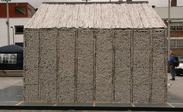 5. Элиас Фергюсон и дом из газет