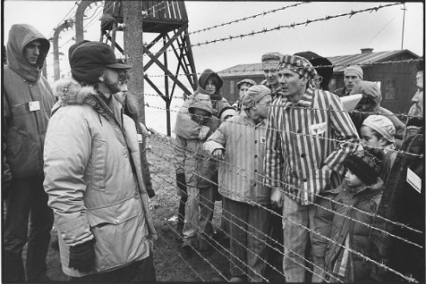 1. Во время съемок «Списка Шиндлера» Стивен Спилберг проверяет, чтобы заключенные в лагере Плашоу выглядели нехорошо.