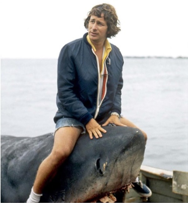 2. Вам было страшно, когда вы смотрели «Челюсти»? Увидев это фото, вы больше не будете бояться. Да, это снова приключения Спилберга!