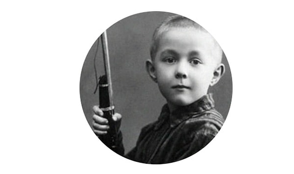 9. Кто этот мальчик с оружием?