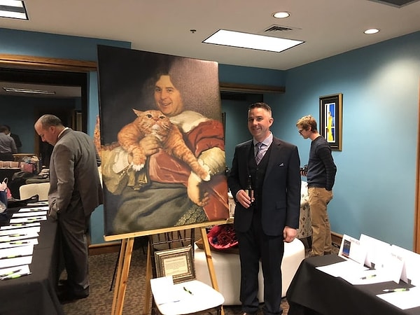 7. По-видимому, приятель этого парня принёс его портрет на аукцион, и он продан!