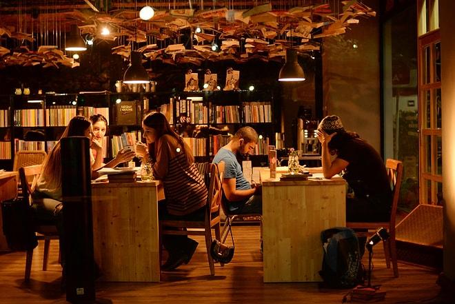 Hayalleri Gerçekleştirme İstasyonu: Adana’da Gece-Gündüz Faaliyette Olan Nöbetçi Kütüphane Açıldı!