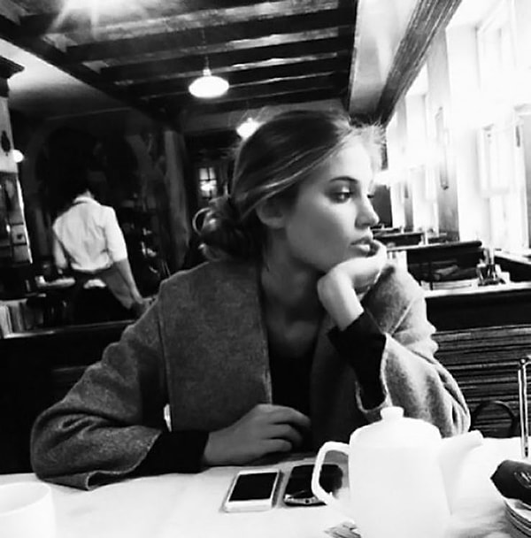 2. Ваш парень заводит новых друзей и не знакомит их с вами