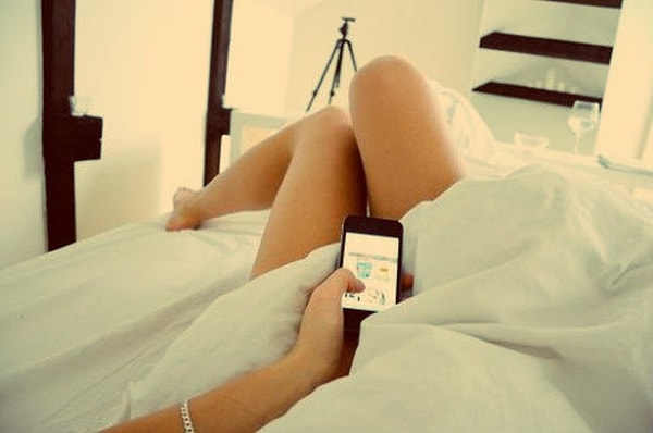 11. Он часто не отвечает на ваши сообщения и не перезванивает