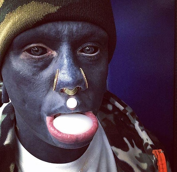 Мнение окружающих по поводу собственной внешности парня не интересует.