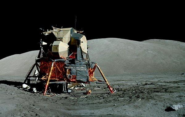 Apollo 17 Astronotları Eugene Cernan ve Harrison Schmitt Ay'da yürüyen son insanlar oldu.