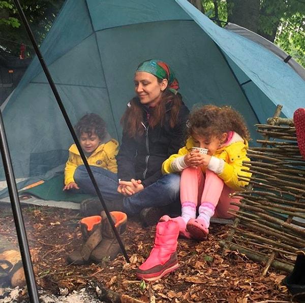 Doğayla iç içe olan ve birbirlerine de sımsıkı bağlarla bağlı olan aile, sık sık kamp yapıyor; yeşille bir bütün oluyor.