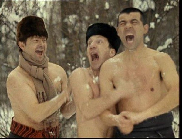 5. Прыгать в снег после горячей бани