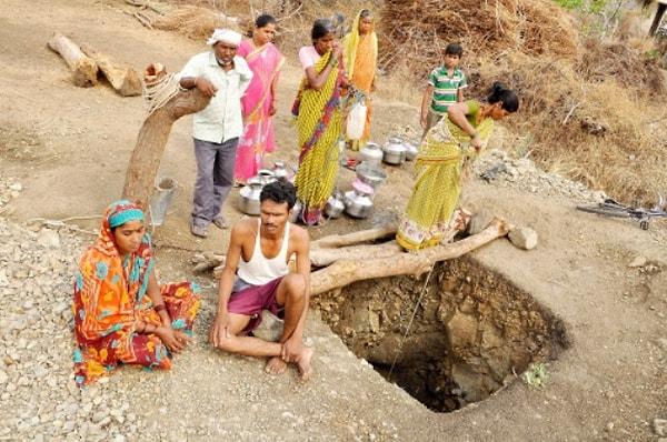 1. Hindistan’da kast sisteminden dolayı bir su kuyusunu kullanmasına izin verilmeyen bir kadının kocası, 40 gün boyunca aralıksız kazarak kendi kuyusunu açtı ve bütün köyüne sınırsız su kaynağı sağladı.