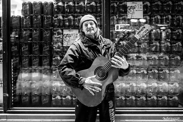 1. Этого мужчину зовут Марио. Знаете, почему он оказался на улице? Он убил мужчину, изнасиловавшего его маленького сына, попал в тюрьму и потерял всё.