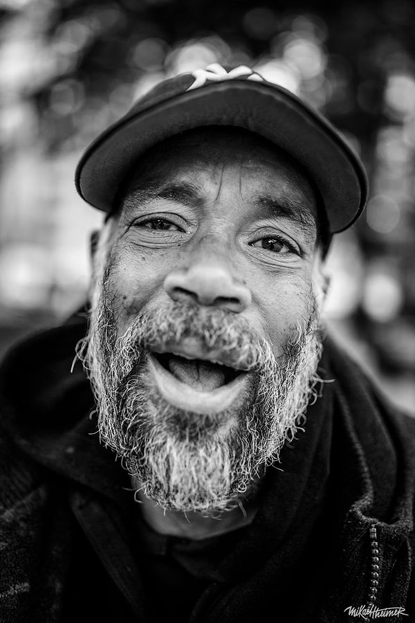 4. «Я спросил у этого мужчины, какое чувство он хотел бы выразить своим портретом, и он ответил, что любовь. Я сделал этот снимок, когда он говорил, что любит свою жену».