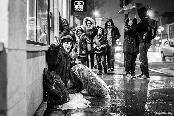 7. «Бедняга рассказал мне, что однажды расплакался, когда маленькая девочка отдала ему свой леденец».