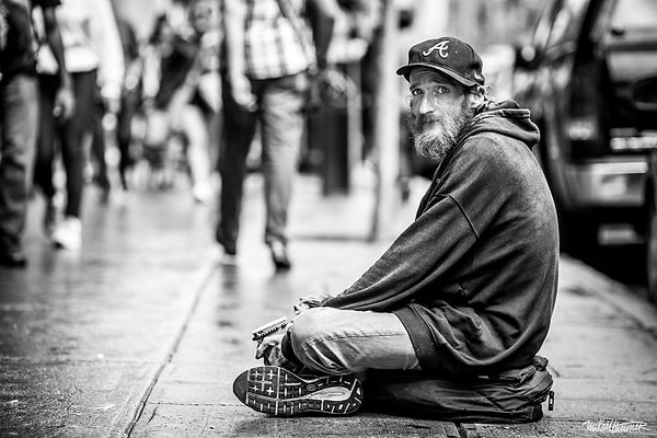 8. Этот мужчина когда-то был профессиональным скейтбордистом, но слишком частые вечеринки сыграли с ним злую шутку.