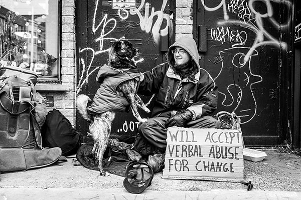 10. Парень на фото делает все возможное, чтобы найти жилье и вернуться к нормальной жизни, но когда ты начинаешь с начала, то это непросто.