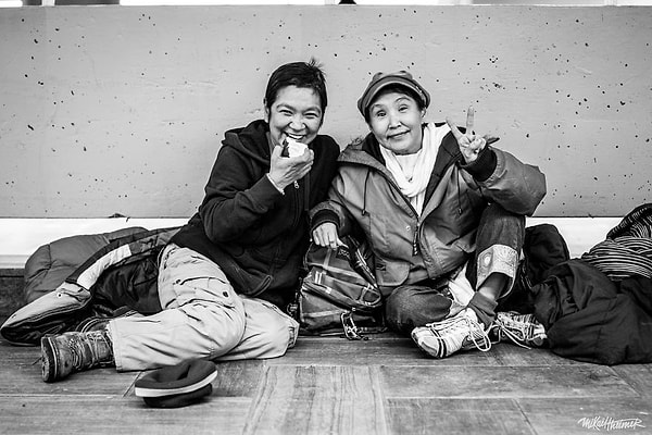 12. Знакомьтесь, это Эван и Элизабет. Несмотря на то, что у каждой из них есть отдельное жилье, они иногда спят на улице, просто чтобы побыть вместе.