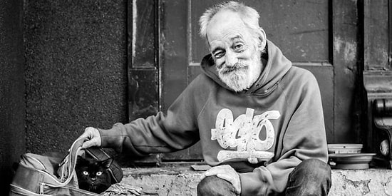 Вы уже не сможете смотреть на бездомных прежними глазами: 15 портретов и истории, которые они скрывают