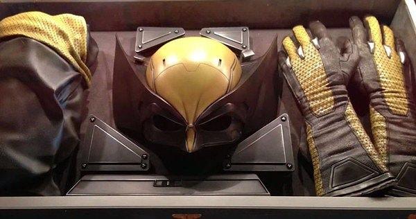 13. Hugh Jackman, çektiği her filmden sonra Wolverine kostümleri ve pençelerini saklamış ve bunları satarak kazancını hayır kurumlarına bağışlıyor.